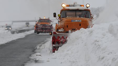 Aufräumarbeiten auf der A20 zwischen Jarmen und Greifswald.