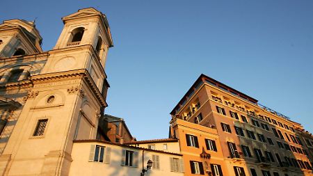 Oberhalb der Spanischen Treppe: die Kirche Santa Trinità dei Monti.