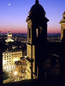 Blick vorbei an Santa Trinità dei Monti auf Rom.