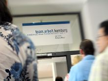 Schlange vor einem Hamburger Job-Center.
