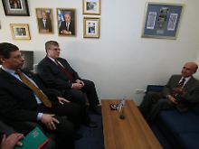 Im wahrsten Sinne des Wortes erniedrigt: Der türkische Botschafter Ahmet Oguz Celikkol (rechts) sitzt während des Termins auf einem niedrigen Sofa.
