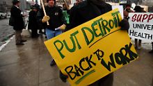 Ehemalige Arbeiter der US-Autoindustrie demonstrieren vor der Messe.