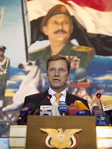 Bundesaußenminister gibt nach seinem Treffen mit Präsident Salih in Sanaa eine Pressekonferenz.