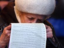 Welche Stimme soll ich ankreuzen? Ukrainerin bei der Parlamentswahl 2006.