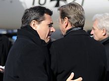 Westerwelle und Mronz bei der Ankunft in Tokio. 