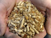 Das pulverisierte Backwerk wird mit Holz-Pellets vermischt ...