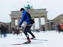 Ein seltenes Bild: Skiläufer vor dem Brandenburger Tor ...