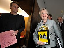 Grünen-Fraktionschef Stefan Wenzel überreicht Schavan in Bild mit der Bitte, dass Niedersachsen nicht das Atomklo Deutschlands werden dürfe.