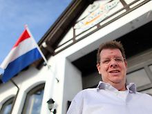 Der Hotelbesitzer Rob Meurs in Winterberg vor seinem Haus "Der Brabander", das nur holländische Gäste aufnimmt.
