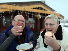 Nico und Rietje Limburg essen in Winterberg Zwieback mit "Hageschlag" (bunte Streusel).