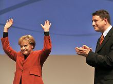 Merkel und Mißfelder: Der Konservative applaudiert der Kanzlerin.