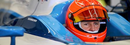 Michael Schumacher fährt sich auf der Rennstrecke von Jerez De La Frontera in Spanien warm.