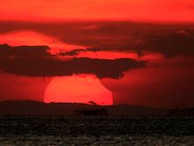 Sonnenaufgang und Sonnenfinsternis von den Philippinen aus fotografiert. 