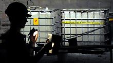Ein Mitarbeiter der Asse liest in der Schachtanlage vor der Kammer 12 ein Messgerät auf Kontamination ab.