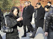 Ein beliebtes Fotomotiv: Guido Westerwelle und sein Lebensgefährte Michael Mronz (r) besuchen den Lamatempel in Peking.