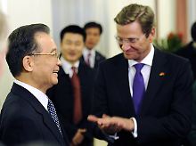 Westerwelle und Wen erlauben sich einen Scherz.