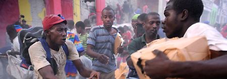 Essen, Ventilatoren, Kosmetikartikel: Haitianer bringen sich dafür in Lebensgefahr.