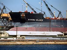 Der Tanker "Exxon Valdez" bei Reparaturarbeiten im Hafen von San Diego, Kalifornien. 