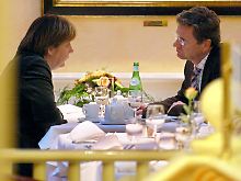Achtung: Das Frühstück wird weiter mit 19 Prozent besteuert. Bundeskanzlerin Merkel und FDP-Chef Westerwelle auf einem Bild aus dem Jahr 2004.