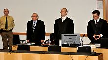 Der angeklagte Waffenlobbyist Schreiber (2.v.l.) im Strafjustizzentrum in Augsburg neben seinen Anwälten Jan Olaf Leisner (2.v.r.) und Jens Bosbach (r).