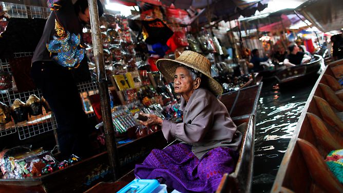 Zugeschüttete Tradition: Schwimmende Märkte in Thailand
