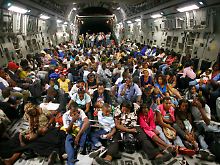 Mit einer Militärmaschine werden US-Bürger aus Haiti ausgeflogen. Bürger anderer Nationen müssen warten.