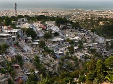 Haiti ist nahezu komplett entwaldet - viele Slums, die auf Abhängen in Port-au-Prince errichtet worden waren, sind bei dem Erdbeben abgerutscht.