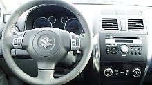 Das Cockpit ist aufgeräumt und die Bedienelemente sind übersichtlich angeordnet.