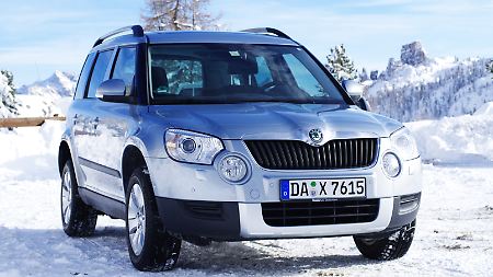 Der lange Bart fehlt ihm, aber sonst macht der Yeti von Skoda im Schnee von Südtirol eine gute Figur.