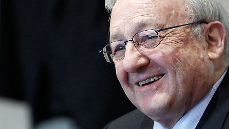 Teppichhändler, Waffen- und Airbuslobbyist Karlheinz Schreiber, jetzt Angeklagter, wartet entspannt auf den Beginn des Prozesses gegen ihn.