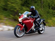 Moderne Technik und extravagantes Design: Honda bezeichnet die VFR 1200 F als sportlichen Tourer. 