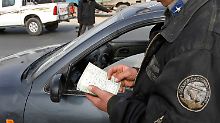 Kabul: Ein afghanischer Polizist prüft die Papiere eines Autofahrers.