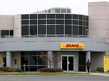 Das DHL-Schild verschwindet am Flughafengebäude von Wilmington.