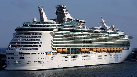 Die "Navigator of the Seas": Das Kreuzfahrtunternehmen RCI steuert trotz der Erdbebenkatastrophe weiter den Privatstrand Labadee im Norden Haitis an. Am Montag (18. Januar) legte das Kreuzfahrtschiff ...