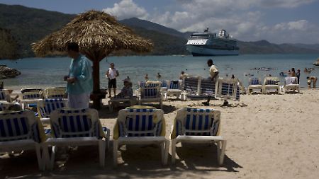 ... "Navigator of the Seas" an dem Strand in der Nähe von Cap-Haitien, rund 260 Kilometer nördlich der Hauptstadt Port-au-Prince, an. (Archivbild von 2008)