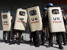 UN-Polizisten sorgen für Ordnung.