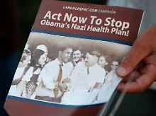 Obama und Hitler auf einem Pamphlet, das gegen die Gesundheitsreform hetzt.