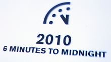 Die "Doomsday Clock" wird von der Zeitschrift "Bulletin of the Atomic Scientists" vor- oder zurückgestellt.