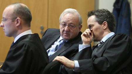 Schreiber sitzt zwischen seinen Anwälten Jan Olaf Leisner (l) und Jens Bosbach (r).