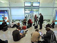Auf Flughäfen gibt es viele Männer mit Laptops.