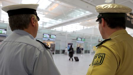 Zwei Bundespolizisten im Flughafen von München.