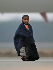 Ein kleiner Flüchtling kommt in den Niederlanden an. Das Land hat über 100 Kinder aufgenommen.