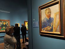 Besucher betrachten Van Goghs "Selbstporträt vor Staffelei" ...