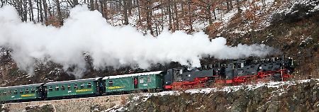 Zug der historischen Weißeritztalbahn zwischen Freital-Hainsberg und Dippoldiswalde nahe Malter.