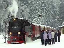 Harzer Schmalspurbahn vor der Abfahrt in Richtung Brocken im Bahnhof Schierke.