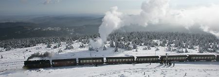 Ein Zug der Harzer Schmalspurbahn (HSB) ...