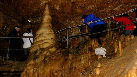 Rund 160.000 Gäste kommen jedes Jahr in die Teufelshöhle - anders als die Forscher müssen sie aber nicht auf dem Bauch durch den Matsch robben.
