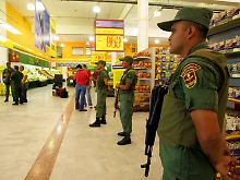Soldaten der Nationalgarde in einer Filiale der Supermarktkette Exito.