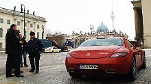 Fachsimpeleien unter Auto-Fans: Wo der SLS auch auftaucht wird ihm mindestens so viel Aufmerksamkeit geschenkt wie den Stars und Models auf der Mode-Messe.