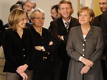Regierungsmitglieder bereiten den Empfang des Diplomatischen Corps vor.